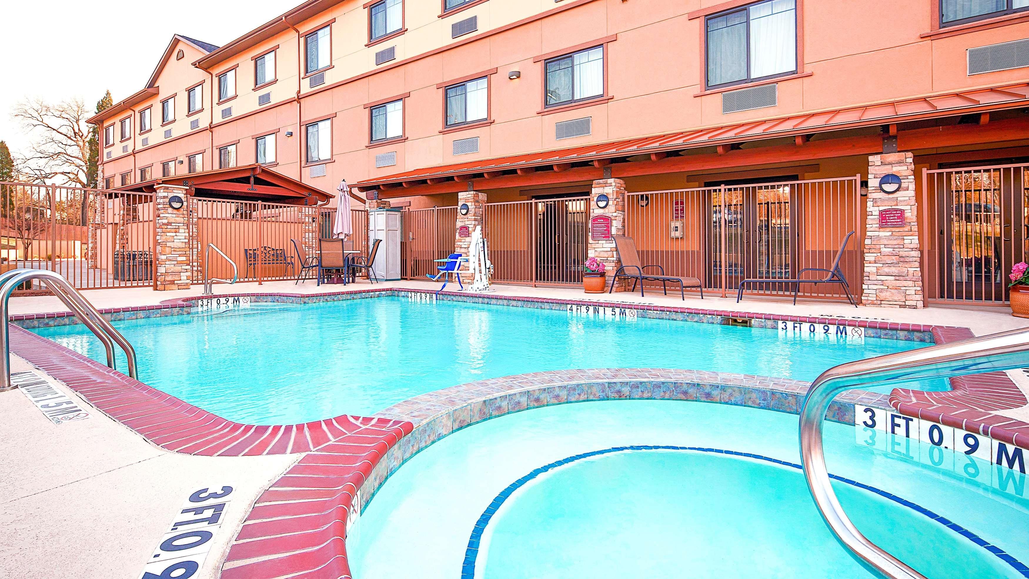 Best Western Plus Royal Mountain Inn & Suites Athens Esterno foto
